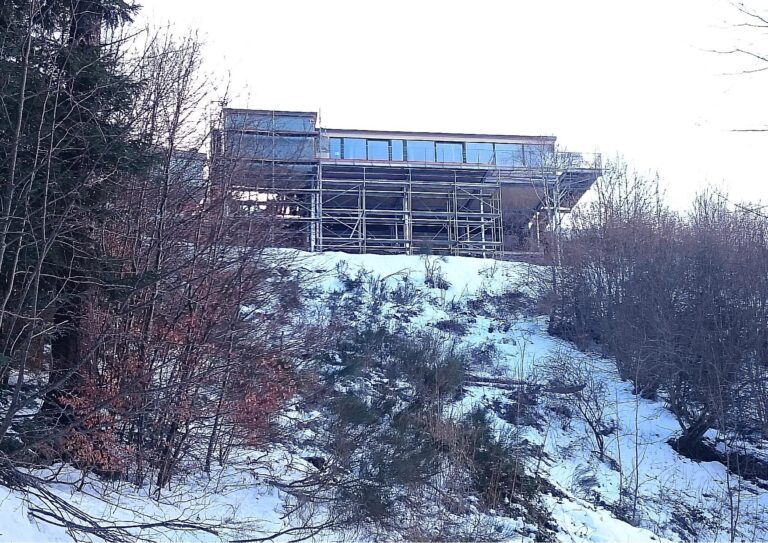 Einfamiliehaus mit Gerüst