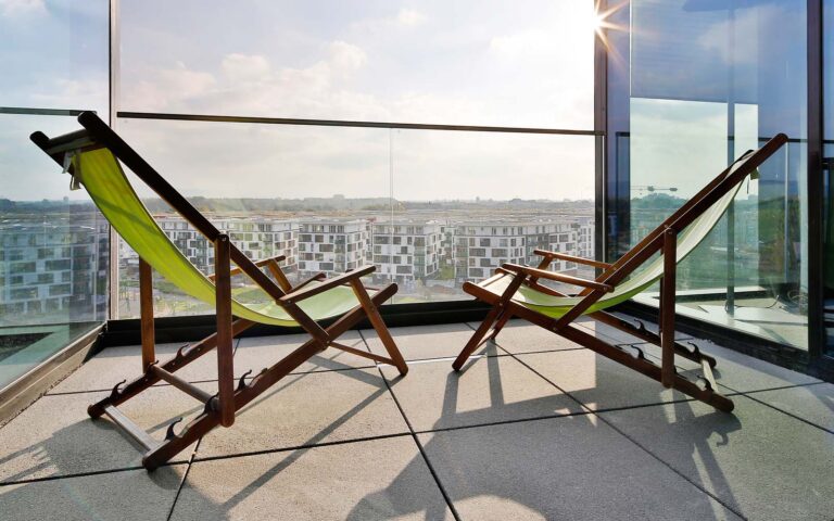 ParkOffice - Balkon mit Liegestühlen