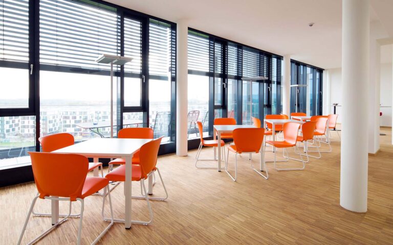 ParkOffice - Großraum mit kleinen Tischen
