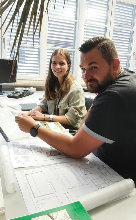 Anne Kasper und Mitarbeiter sitzen am Projekttisch