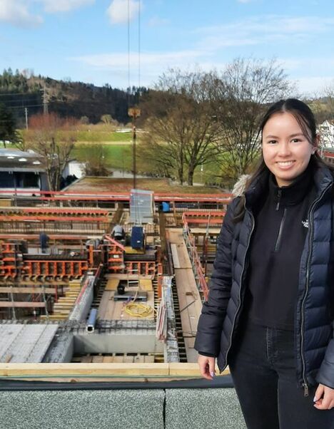 Vanessa Jilg und Baustelle im Hintergrund